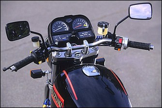 計器類やライトASSYなど、ルックスに関するパーツはGSX750E純正。ただし、メーター内部パーツはGSF用に換装、回転計のリミットを11000rpmに設定。ハンドルバーもレンサル製に