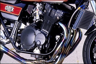 エンジンは'90GSX-R1100の油冷ユニットにコスワースピストン、ヨシムラST-2カムなどを組んだ1127→1186ccで、各部バランス取りやポート加工、シリンダー&ヘッド面研等も実施