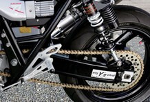 フォークはφ[37→]43mmXJR1200純正を加工流用（トップブリッジはアントライオン製）。ブレーキマスターはブレンボ、クラッチマスター＆レバーはZRX（400）、右側のスイッチはOW01改だ。