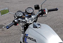 ベースは’79年型750FZ。同店オリジナルステムキットを組み込み、アップハン対応としてヒューズボックスをバッテリーサイドに移設。同時にヒューズ自体もブレードタイプに変更している。