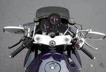メーター、トップブリッジはガンマ用を流用。ハンドル位置もノーマルより下がっており、レーシーなスタイルに仕上がっている。