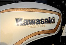 ホワイトベースにゴールドのラインが美しい質感の高いカスタムペイントは、上品な大人のライダーや女子ライダーによく似合う。