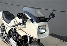 ZX-12Rの台座を加工したミラーを装着。純正パーツを流用して美しく仕上げる技を見れば、コンストラクターのセンスが分かる。