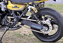 [1.85‐19/2.15-18→]3.50-17/5.50-17ホイール、スイングアーム、Rブレーキキャリパーなども基本XJR1200を加工流用。ヤマハ製ブレンボ4P＋ブレンボ製φ320mmディスク、同φ16mmマスター(フロン卜)、ブレーキング製φ267mmディスク(リヤ)、オーリンズ製リヤサスなど、走行性能に直接関係する要所は性能重視できっちりと仕様変更される