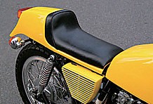 城北ホンダ製のシングルシートを装着。