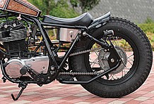 オリジナルの「ハードテールキット」は、純正サスペンションとメインスタンドのマウントピボットを活用して、ボルトオンで装着が可能。