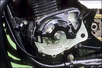 クラッチやミッションはZ1-RのSTD（クラッチは後にMRE製のロックアップ式＝回転力で圧着させる＝に変更)。写真でクランクエンド左に装着されるのはコスマン製リモートスタータープレート（上に残るカバーは走行時の安全性を確保するためのものでSTDの加工品）で、ここに外部スターターを接続してエンジンを始動する、これもドラッグスタイル