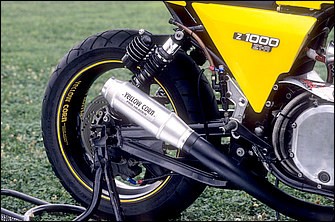 リヤショックユニットは当時人気を博していたワークスパフォーマンス製で、AMAスーパーバイクレーサーを彷彿させるKZ1000S1タイプのアルミスイングアームはワンオフ品。4-1のエキゾーストシステムはイエローコーン･プロヘッダーで、長い期間販売された