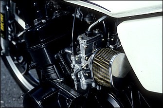 キャブレターは前方排気にリニューアルする際にスズキ'83RG250Γ用フラットバルブタイプをノーマルセッティング＋K&N製パワーフィルター仕様で使用。点火系はKH400（3気筒マッハ系）の6Vトランジスタユニットを改造し試行錯誤の上、完成させた