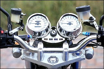 トップブリッジ＆ハンドルバークランプ、アンダーブラケットはCB1000SFから流用。ステムシャフトもCB-SFからの流用で、加工することでZ1フレームに合わせている。このあたりの構成にも違和感はまったくない。なおマスターシリンダーは左右とも変更される