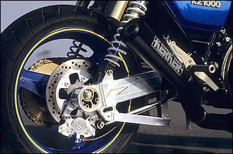 リヤのホイールサイズは2.50-18→5.50-17となり、タイヤもミシュランだがTX25ハイスポルトTX25を履き、サイズは180/55と現代的なものとなっている。EXはZ1000JベースのAMAスーパーバイクチャンピオン記念モデル、Z1000Rでも純正採用されてなじみのよいKERKER製4-1メガホン。リヤブレーキキャリパーはこれもパフォーマンスマシンで、対向2ピストン