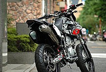 リア周りはオリジナルフェンダーレス加工を施すことで、シャープなスタイリングを実現している。