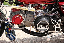 単車用のビート製ポイントカバーを加工してジェネレーターカバーに溶接。さらにメッシュ加工も施した仕上げ。細部に赤色の結晶塗装を施す手法は最近では定番となってきた