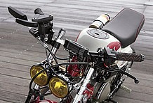 武川製の機能満載のデジタルメーターを選ぶことで、コックピットは至極すっきりと仕上がっている。２灯のイエローヘッドライトが鋭い閃光を放つ！
