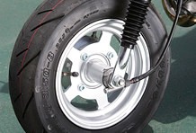 2.50×8インチのアルミキャストホイールはドラムブレーキ専用で、側面デザインは穴無し/5ホール/8ホールの3タイプ（写真は5ホール）。