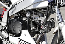 ベースエンジンはボア×ストロークφ47×49.5mmのCD90用。80ccエンジン用のアルミシリンダーにゲタを噛ませてシリンダー寸法を調子氏、タイカブピストンを組み合わせる。