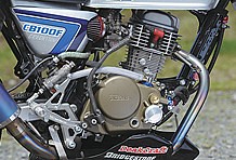 エンジンは武川製φ57mmピストンでの115ccで、ヨシムラ製カムも組む。吸排気はTM24-MJNキャブ+オオニシ製エキパイ+モリワキ製サイレンサー