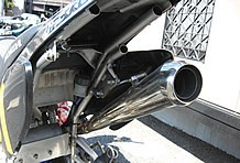 戦闘的なマフラーは、サーキット仕様だからできる過激なカスタマイズだ。