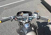 ハンドルまわりはレーサーらしい雰囲気。マルチメーターはヨシムラ製。