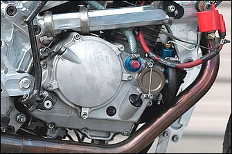 エンジンはキタコ製ULTRA-SEキットを使用して124ccオープンエンジンを製作。腰下も同社製ULTRAクラッチ、5速ミッションを合わせる。ポートはあかおぎ店長鈴木氏によるオリジナルのポート加工済み。
