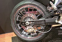 フロント・リアのホイールはアメ車乗りに人気のパフォーマンスマシーン製「ドミノ」を装着。タイヤはミシュラン「Pilot Power」。