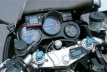 ステムとφ43mmフォークはYZF-R6の前身、YZF600Rサンダーキャットからの流用。デジタル油温計はヨシムラ製だ。