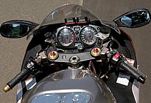 フォークステムは’03GSX-R1000K3純正。これによりフロント荷重がSTDよりも高まり、「STDのグランドツアラー的な旋回性から、かなりクィックによく曲がるようになった」（出倉さん）とのこと。