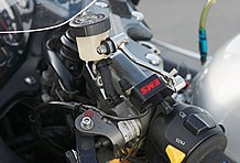 燃料マップはヨシムラEMSを用いてリセッティング、その切り替えボタンを左スイッチボックス付近に設置する。