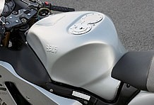 燃料タンクはヨシムラ製アルミ。クイックチャージャー仕様のレース対応品だ。