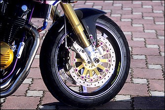 ホイールはマルケジーニ製スーパーバイク用マグでサイズは2.50-18/3.00-18→3.50-17/6.00-17に。削り出しの4ピストンキャリパーとディスクはブレンボで、ストッピングパワーを大幅に高める