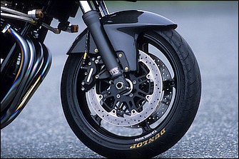 フォークはカタナ用にインナーチューブを延長したGSX-R600用φ45mmで、作動性に優れるFFVSが組み込まれる。ホイールはJBマグ鍛で1.85-19/2.50-17→3.50-17／5.50-17、タイヤは120/70ZR17・180/55ZR17