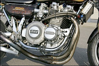 エンジンはワイセコ製φ78mm［STDはφ66mm］ピストンを使用して903→1251ccに排気量アップ。シリンダーも、主にドラッグシーンで使われたワイセコ製のビッグボアシリンダーに置換されている。合わせて、ポート研磨、面研などヘッドチューンも行われる