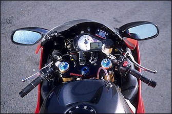 メーターパネルはベースとなったGSX-R1000のものをそのまま使用するが、ヨシムラマルチテンプメーター、EMSシステムの切り換えスイッチが追加装備されている。オリジナルのトップブリッジはオフセット量を31mmと25mmに調整可能だ