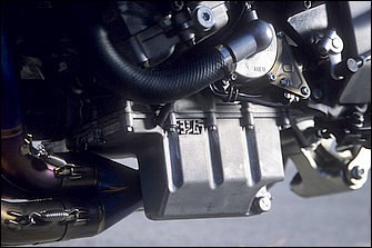 R1000K1をベースにST-1カムなどが組まれたエンジン。ヘッド面研とガスケット交換で圧縮比変更。オイルパンは容量300cc増となるヨシムラオリジナル。チタン4-1EX＋トライオーバルサイレンサーは市販のGSX-R1000用と異なるS-1専用品