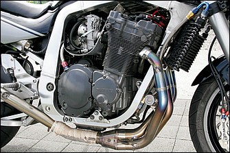 エンジンはアメリカ・JE製φ81mmピストンへの置換で、1127→1216ccに排気量をアップ。ヨシムラ製ST-2カム、ポート研磨、燃焼室形状変更など、ヘッドチューニングも実施される。現在の吸排気はFCRφ41mm+USヨシムラ・チタンサイクロンの組み合わせだ