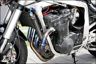 オイルクーラーはSTDだが、オイルラインはメッシュホース化。メイン写真でも分かる通り、フロントカウルからは新気導入用ホースも伸び、夏場の熱対策が問題となりがち（排気量アップならなおのこと）な、油冷エンジンの冷却への気遣いも見て取れる