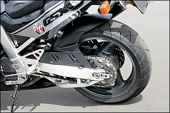 F：3.50-17、R：5.50-17の前後ホイールは純正そのままだが、スイングアーム補強、リヤサスのペンスキー製への変更を行い、パフォーマンスアップに対応。装着されるタイヤはミシュラン製パイロットスポーツで、サイズは120/70-17、180/55-17だ