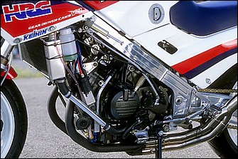 ベースは'86年式VFR750F（年式もレイニー車と同じ）で90度V4エンジンは'88VFR750R＝RC30用に換装。EXは左出し集合。翌'87年のチャンプ獲得イヤーは右出しのKERKERだから、ここもポイントだ