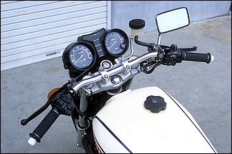 上下ブラケットもXJR400用に変更。ハンドルはオーヴァーのセミアップバーで、ラジアルポンプ・マスターシリンダーはブレンボレーシング。ブレーキパーツはディスク以外は新品を使う