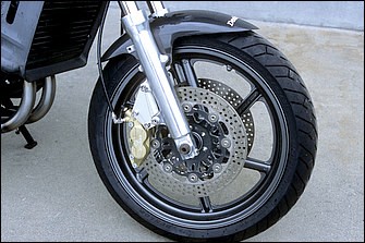 フロントホイールは「STDに似ている」ことから6本スポークのNSR250R用[1.85-18→]3.00-17に。トレールは90mmを確保し切れ込みを防ぎ、軸距はRZのSTD。フロントキャリパーはブレンボ4P
