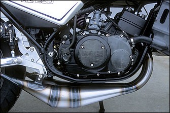 並列2気筒の水冷2ストエンジンは撮影当時はSTDで、キャブレターはSTDのミクニVM＋フィルター。チャンバーはオーナーが見つけたブランド不明品。メインフレームには7カ所の補強を追加