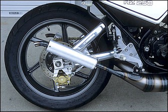 前後イメージを統一でき、またOVER製アルミスイングアームの幅内に収まることから、リヤホイールはCBR250RR用[2.15-18→]4.00-17を選択。RZ-STDは火炎型とも言われる5本スポークだった