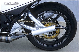 オフロードモデルのホンダXL-DEGREE用スプロケットハウジングを用いるなどでチェーンラインも整えた。リヤショックユニットはWPで、チェーンやスプロケット、ステップも見直されている