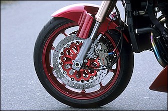 φ41mm正立→同倒立フォークと三ツ又は'96年型ZX-9R。φ330mm鋳鉄ディスクと4PキャリパーはPM製。ホイールはPM製を経てJBマグ鍛JB-3（3.00-17/3.50-18→3.50-17/6.00-17）に