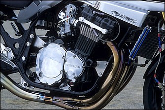 エンジンは撮影時はGSF1200用だったが、その後同じ油冷ながら'92GSX-R1100（ワイセコピストンでの1127→1216cc化、ヨシムラST-1カムなど含むSPLチューン）に換装された。吸排気はFCRφ41mmキャブ＋ストライカーEX＋トリックスターGPサイレンサー