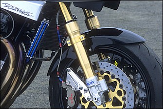 フロントフォークはSTDのφ37mmに換えてオーリンズのXJR1300用φ43mm正立を装着し、全長を確保。これをクランプする上下ブラケットとステムはFZR1000改で、ディメンションを合わせる。ブレーキはブレンボレーシング4Pキャリパー＋同ディスクとしている