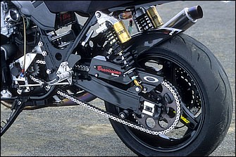 STDの1.85-19/2.50-17インチホイールに換えて履かれるのはダイマグ中空3本スポークのXJR1200用で3.50-17/5.50-17インチ。チェーンケースやインナーフェンダーも備える点はスタイリッシュ。フレームスライダーはレディーバード製を加工して装着