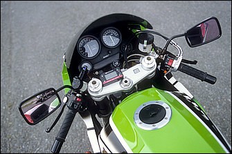 倒立フォークとフォークオフセット30mmの上下ブラケットセットはホンダVTR1000SP-1（RC51）からの流用で構成される。ブレーキマスターシリンダーはブレンボ製ラジアルポンプ