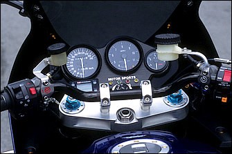 計器類は正確性を追ったウルトラ製タコメーター、ZX-7RR用速度計、オオモリ特注の燃料計をワンオフカーボン盤にセット。上ブラケットは横肉抜きタイプ