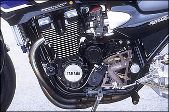 φ79mmワイセコピストンでの1188→1250cc（圧縮比は12.5：1に）化、メガサイクルST-2カム＋強化スプリング、ポート研磨、燃焼室鏡面加工なども施すエンジン